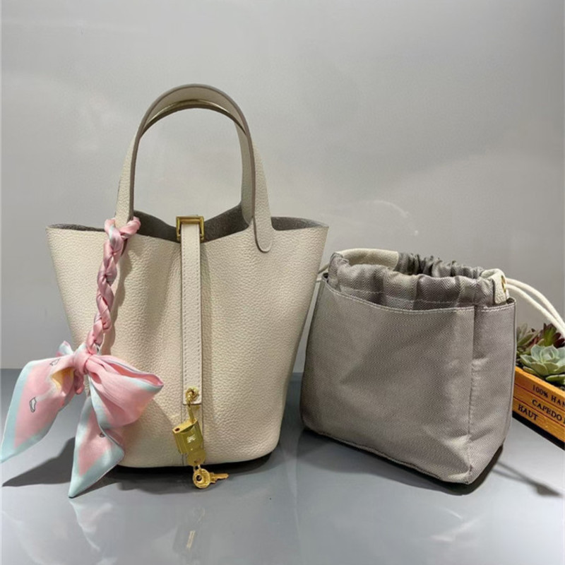 

2021 new gold button vegetable basket Togo pattern top layer cowhide bucket steamed stuffed bun mother bag portable female Purses Luxury Outlet, Black