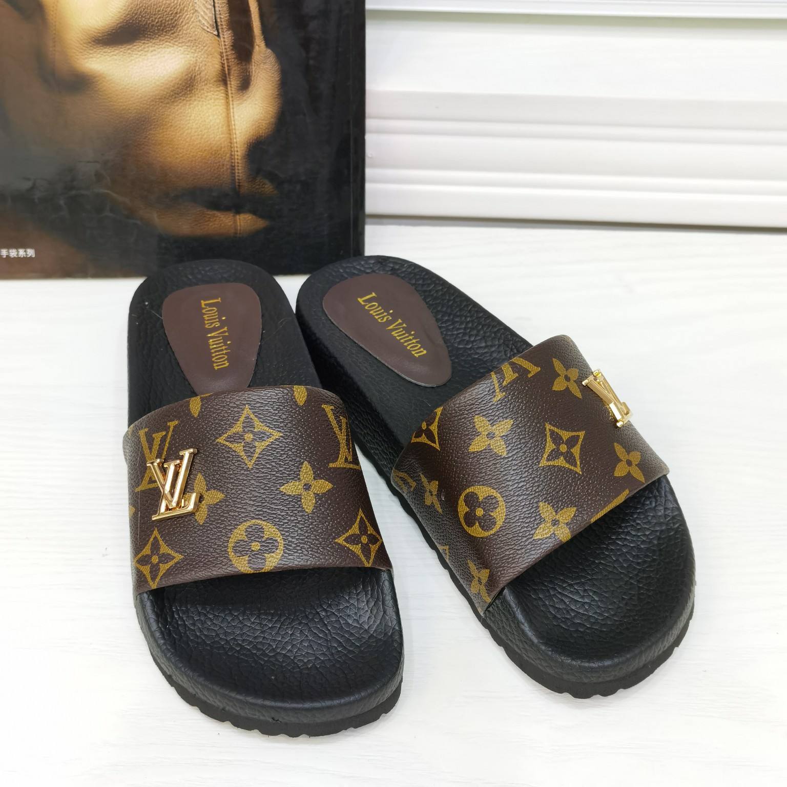 

Men's T-Shirts Fashion Men Louis Leather slippers Women Thong Sandals slides Flat vitton Flip Flops channel Shoes, White;black