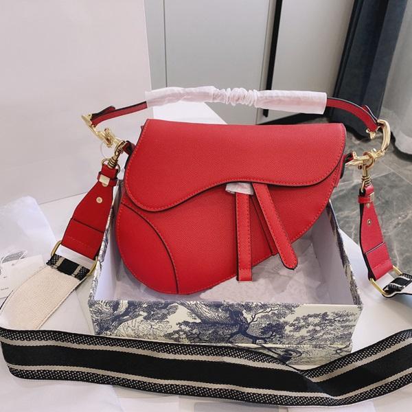 2021 Créateurs de marque Sacs à bandoulière Dames Tempérament Fashion Sacoche de selle Portable en cuir brodé givré de luxe