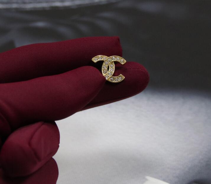 

Monogram earrings stud inlaid with diamond are simple and compact. 925 sterling silver needle is made of allergy-proof brass