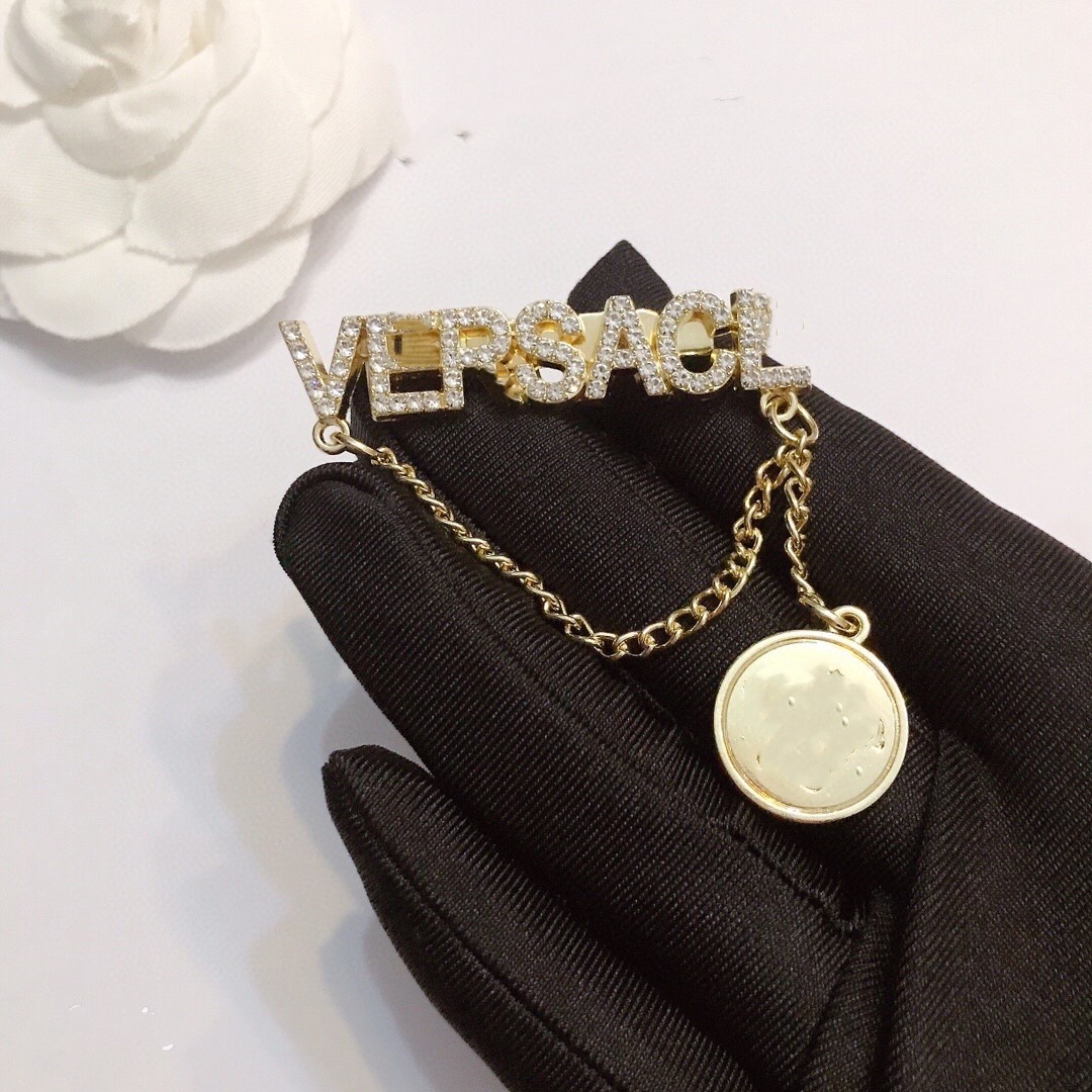 

Korean version of diamond-encrusted letter brooch, gold and silver 2 styles, chain tassels, suit coat accessories, unisex, high quality fast delivery, Gray