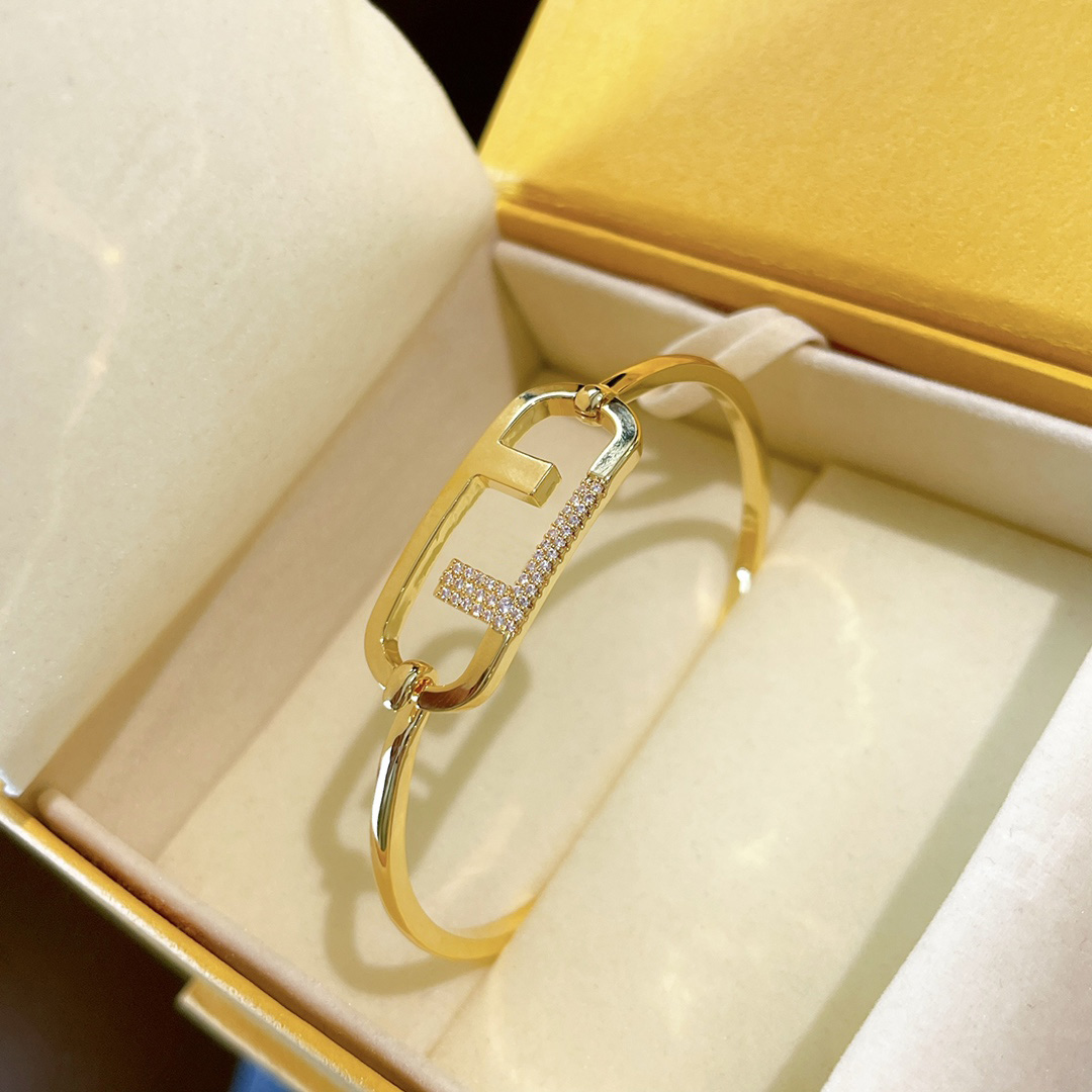 

Luxurys Designers Jewelry Wedding Party Temperament Bracelets For Women Letter Logo Bracelet Designer Delicate Jewelry High Quality 2021