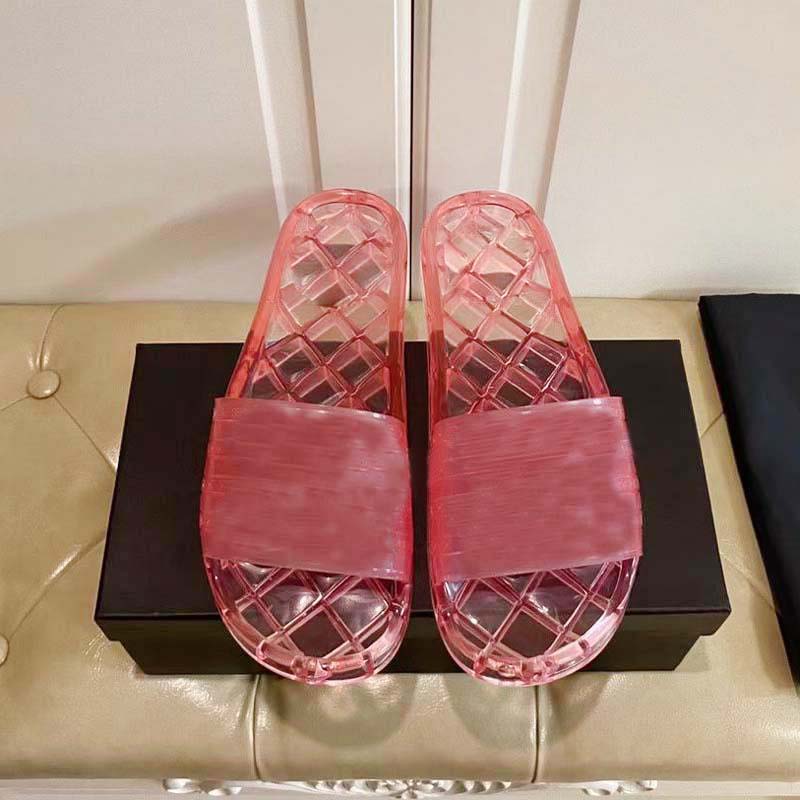 2021 Fond plat Clear Sandales en PVC Clear PVC Femme Pantoufle de luxe de luxe transparente Mules de piscine brillantes coulissantes Diapositives