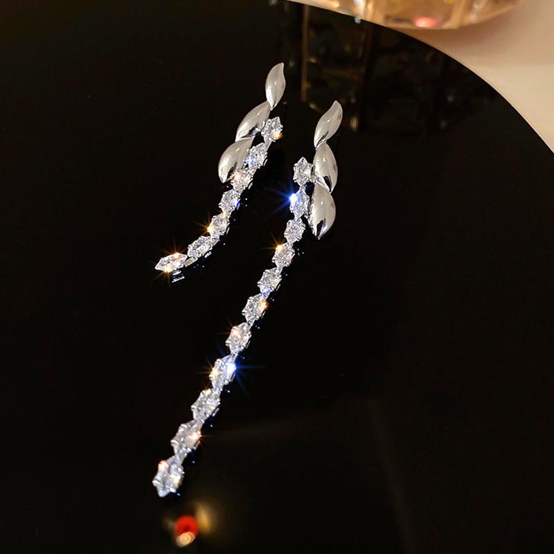 

Dangle & Chandelier Trendy Plated Silver Crystal Tassel Asymmetric Drop Earrings For Women Girl Korean Fashion Jewelry S925 Needle Zirco