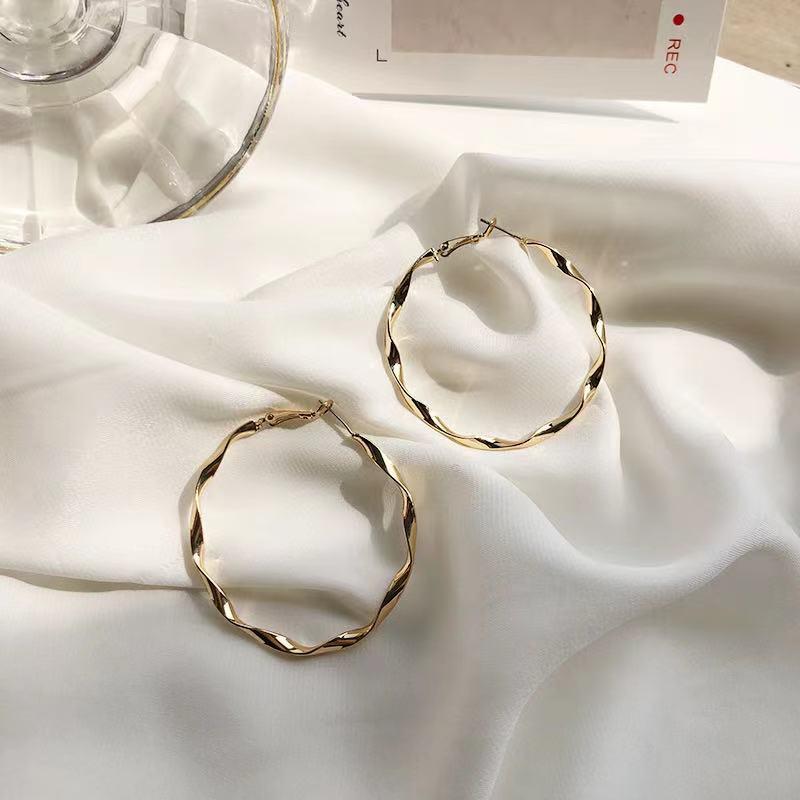 

Hoop & Huggie Minimalist Light Luxury Temperament Female Exaggerated Exquisite Circle Earring Fashion Elegant Women Party Banquet Jewelry Gi