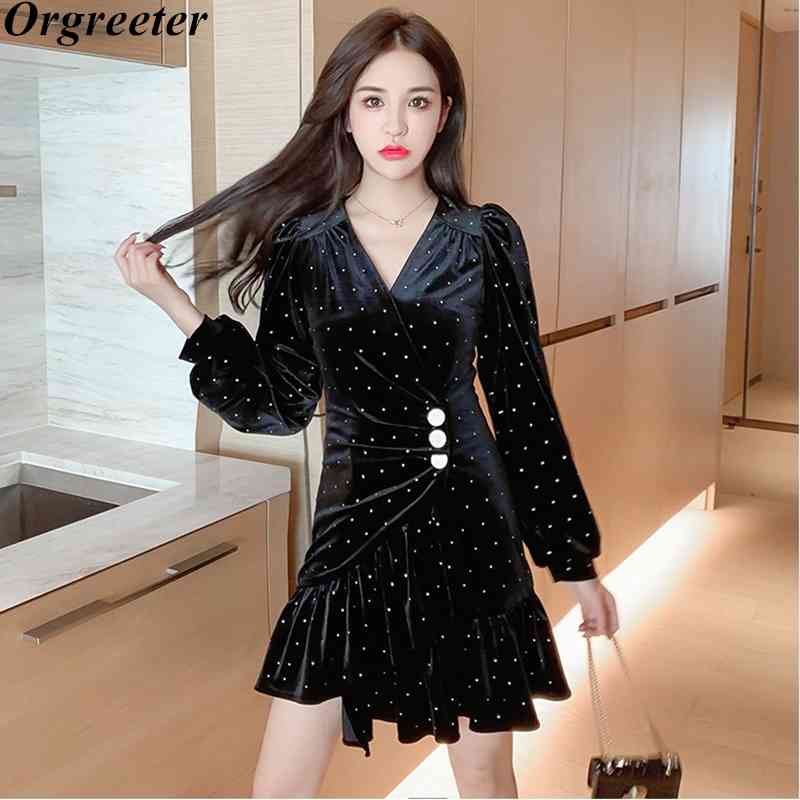 

Autumn Temperament Ruched Slim Ruffled Fishtail Hem Asymmetry Dress V-neck Lantern Sleeve Black Velvet 210525