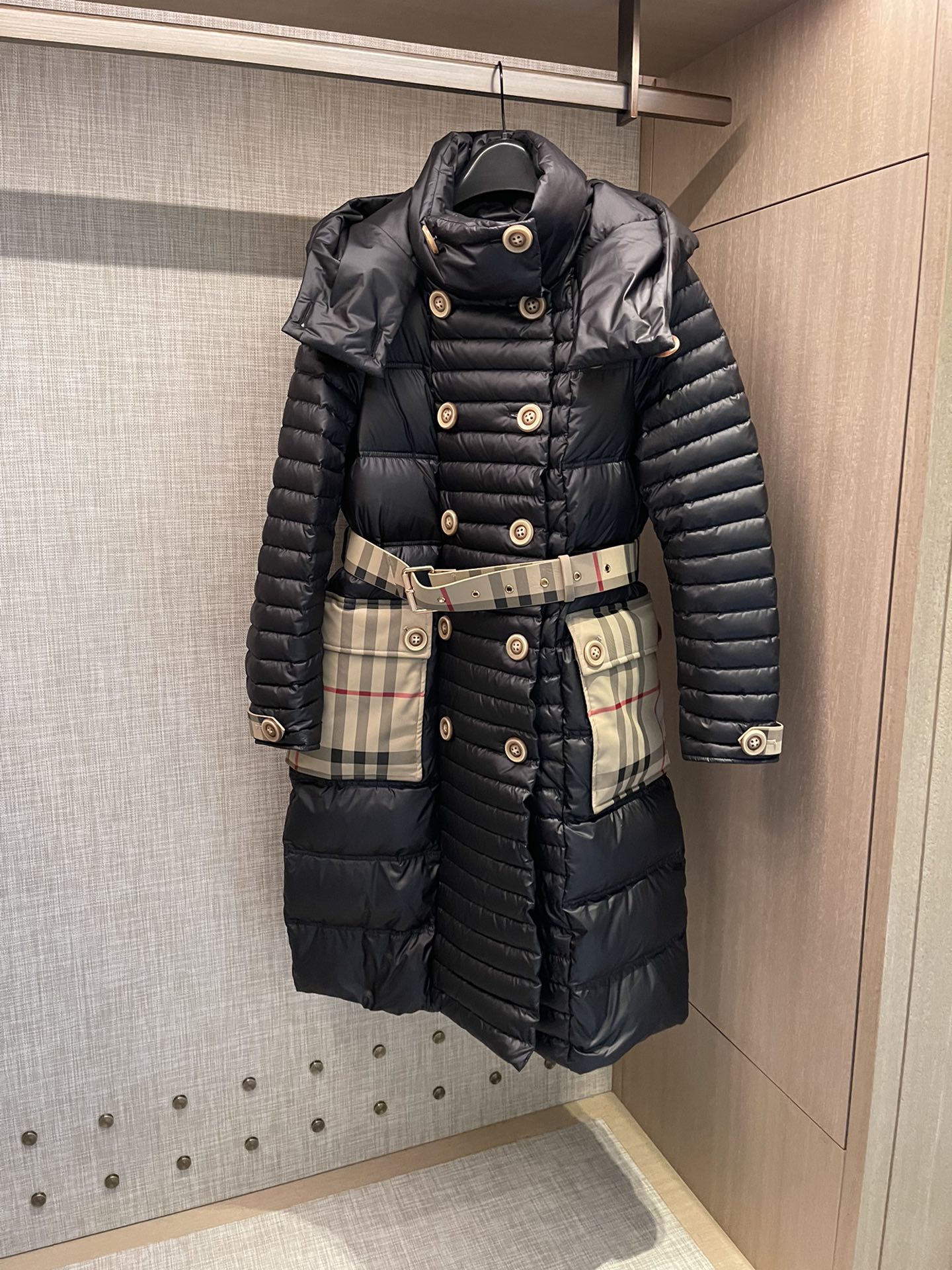 

Plaid color matching lambskin stitched leather 90% white goose down jacket, Black