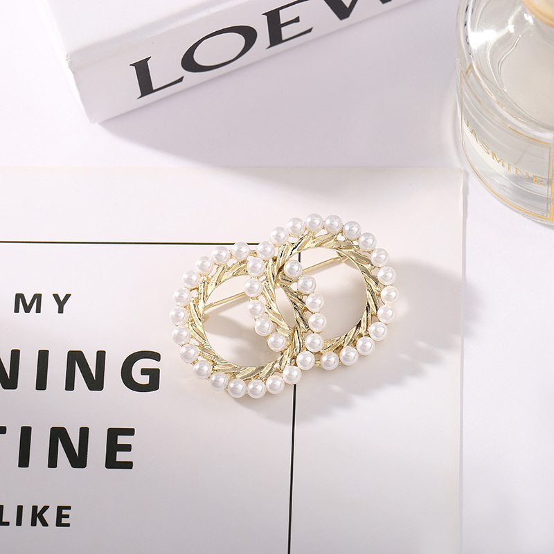 

10color High Quality Brand Designer Women Brooches Small Sweet Wind 18K Gold Plated Crystal Pearl Letters Suit Dress Pins for Party Nice Gift Specifications