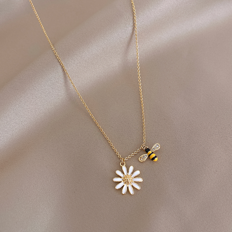 Xianlan457 Little Daisy Petals Necklace Light Female In The New Tide Of Luxury Niche Collarbone Chain Web Celebrity Personality Ne-image-706264724