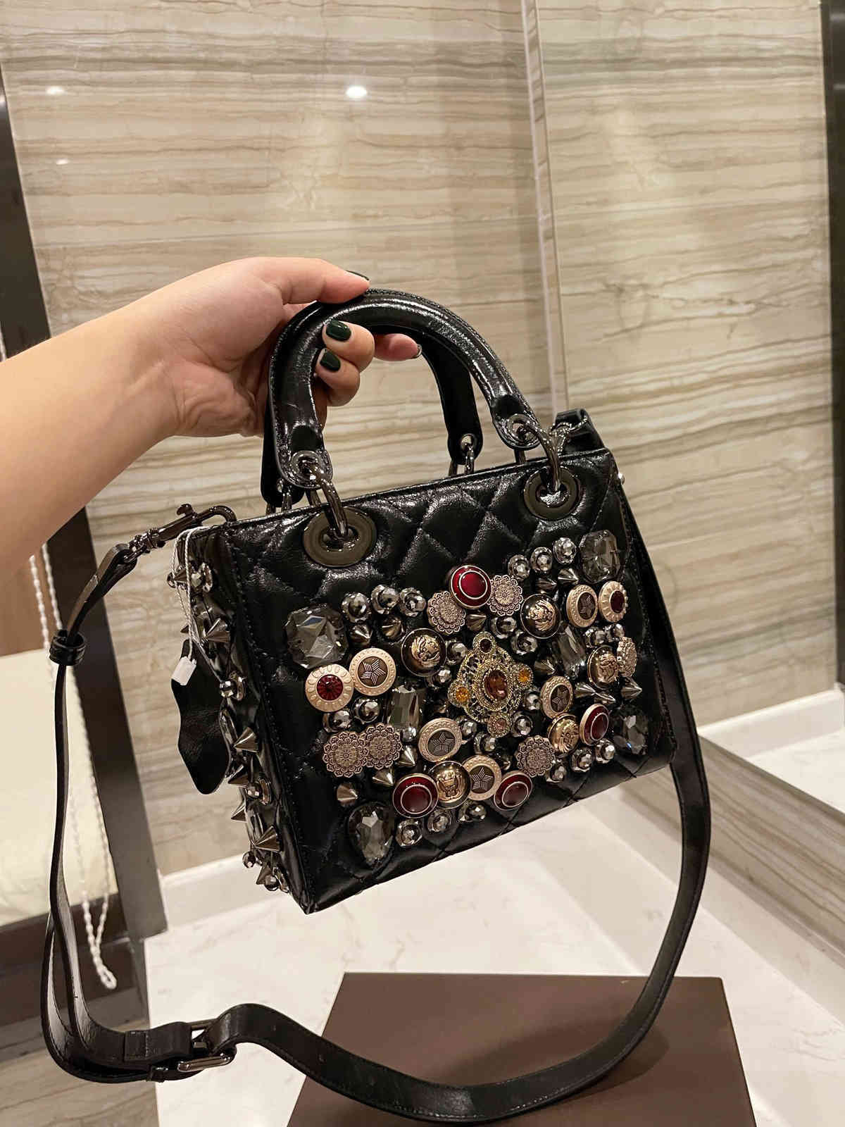 

Full Luxury New Designer Christian Diamond Badge Princess Bag Black White Fashion Nightclub Portable Shoulder Personalized Hand Girltop Quality Zmm