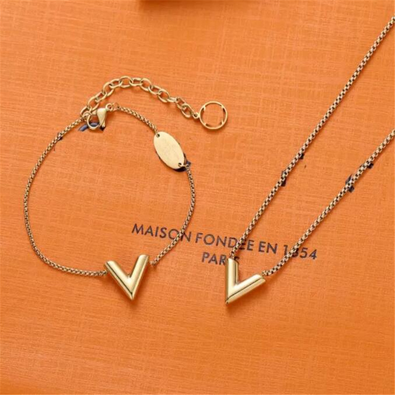 

Classic Designer Pendant Charm Bracelets gold love V Necklace fashion Jewelrys Wristband plated letter simple heart Luxury Pendants Titanium lovers chain jewelry