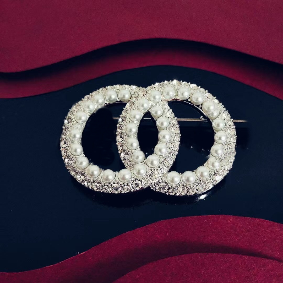 

wholesaler brass gold plated diamonds pearls classic style brooch Luxury vintage bronze jewelry brooches new designer European size birthday present Pins