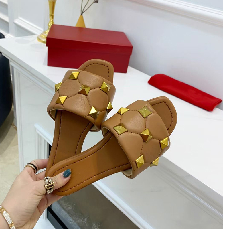 2021 Femmes Sandal Roman Rivet Slides Designer Plat Slipper Green High High High Heel Quiltd Gold Gas Sexy Mouthskin Mules Chaussures d'été Grand