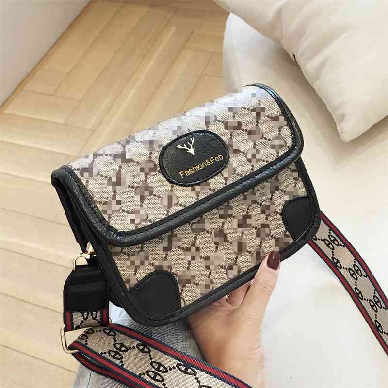 

Star same womens bag new fashion chest messenger single shoulder versatile printed small square Handbags, Black edge