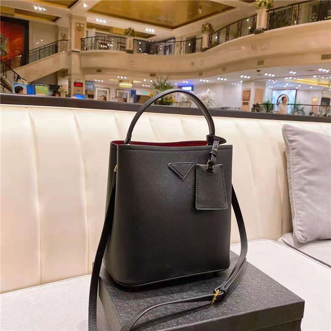 

2021 fashion catwalk style bucket bag luxury designer ladies handbag large capacity han dbag high-quality bags high-end single products all-match exquisite hardware, Not a bag;buy a bag and get a dust bag