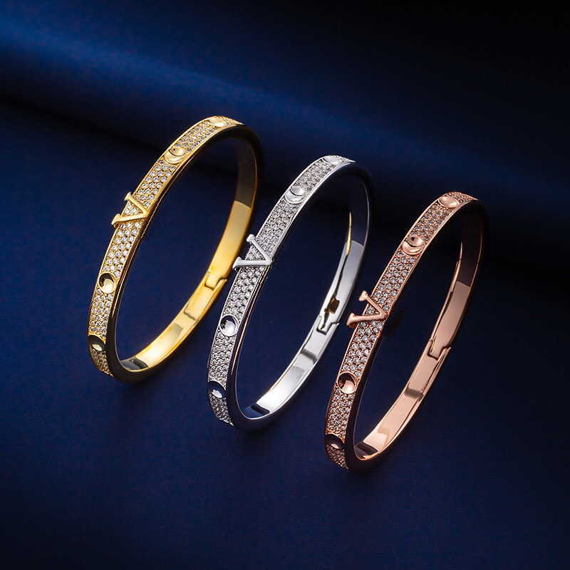 

Europe America Fashion Style Men Lady Women Brass 18K Gold Engraved V Initials Pave Diamond Empreinte Bangle Bracelet Q95794 Q95785