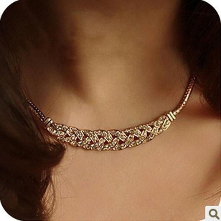 

Chokers Luxury Fashion Twist Shiny Rhinestone Short Clavicle Chain Crystal Statement Necklaces Pendants For Women Collarbone Necklace