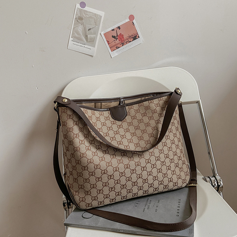 

Designer handbags Large capacity texture underarm women's 2021 new summer simple big bag fashion Single Shoulder Messenger Bag, Brown trumpet