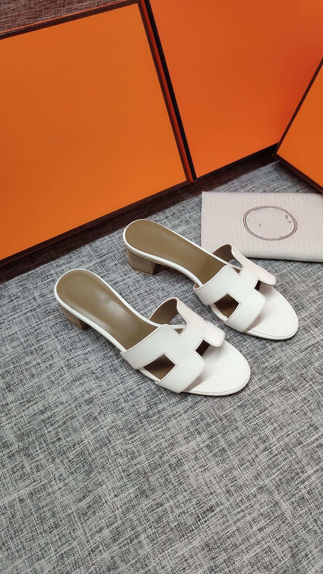 

beach slippers Classic Flat woman Summer lady Cartoon Big Head Good quality Leather Hotel Bath fashion women shoes Large size 35-41 with box, Black
