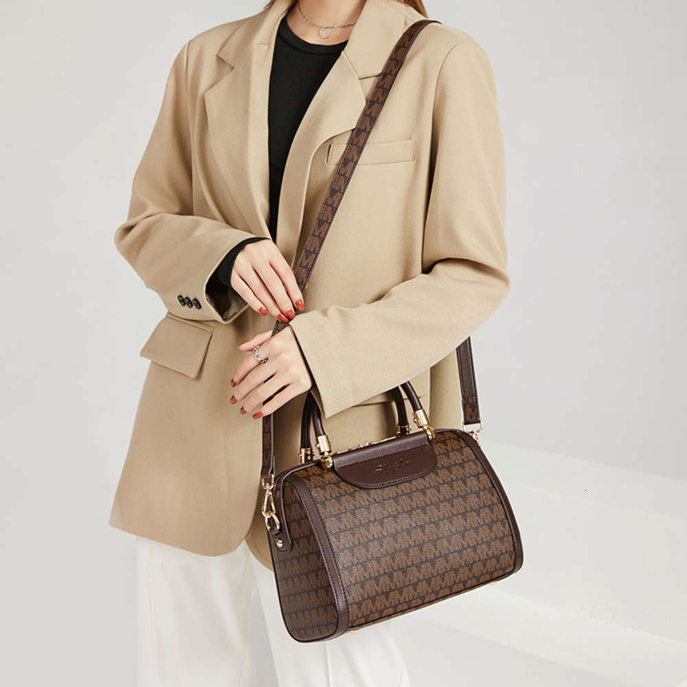 

HBP Fashion Hong Kong Leather Women's bag 2021 new high-end Boston shoulder with atmospheric texture and slanting pillow, Red