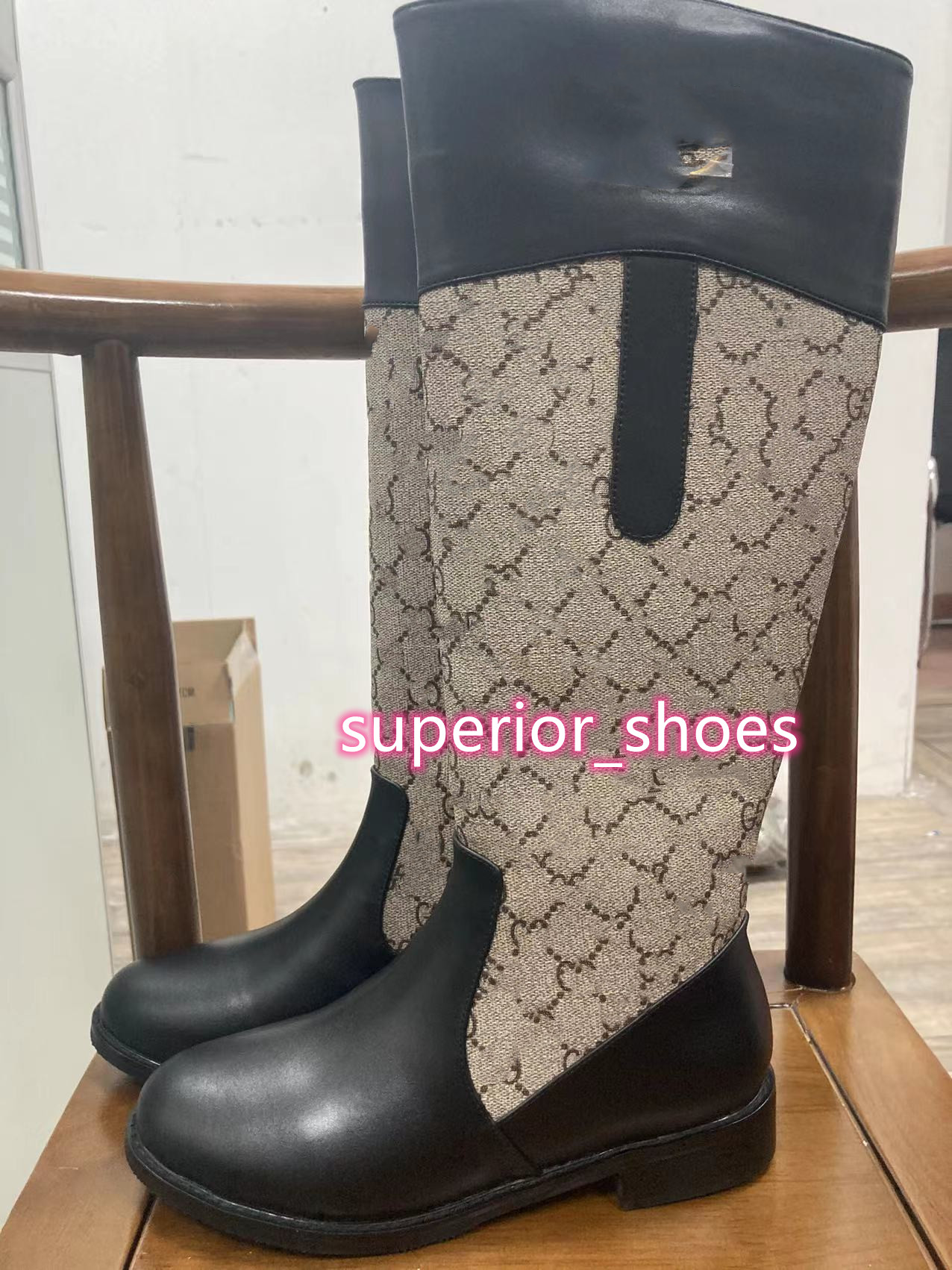 Nouveaux Designer Bottes Marque Logo Femmes Chaussures Prestige Top Mode Confortable Élégant Tempérament Décoration Cowhide Suède Super qualité t