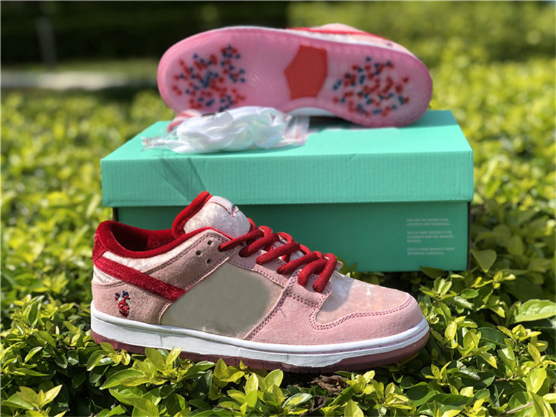 

Shoes Authentic StrangeLove Dunk Valentine's Day SB Men Women Low Sean Cliver Bright Melon Gym Red Med Soft Pink Sneakers, Blue