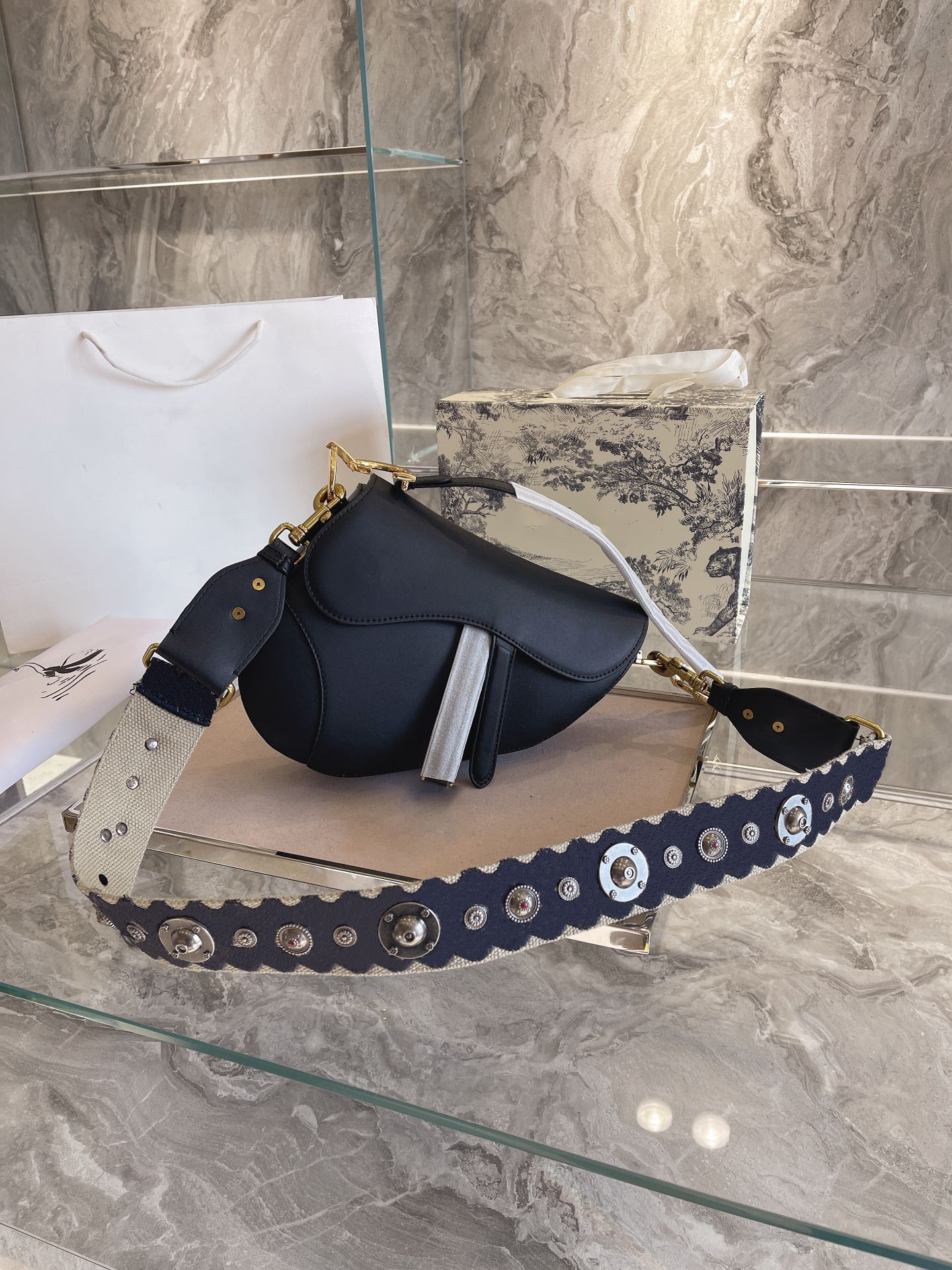 

Classic Designer Women Saddle bag Cross Body shoulder Fashion Bags Simple Plain Letter Genuine Leather Metallic Artwork Lady Handbags, Color z