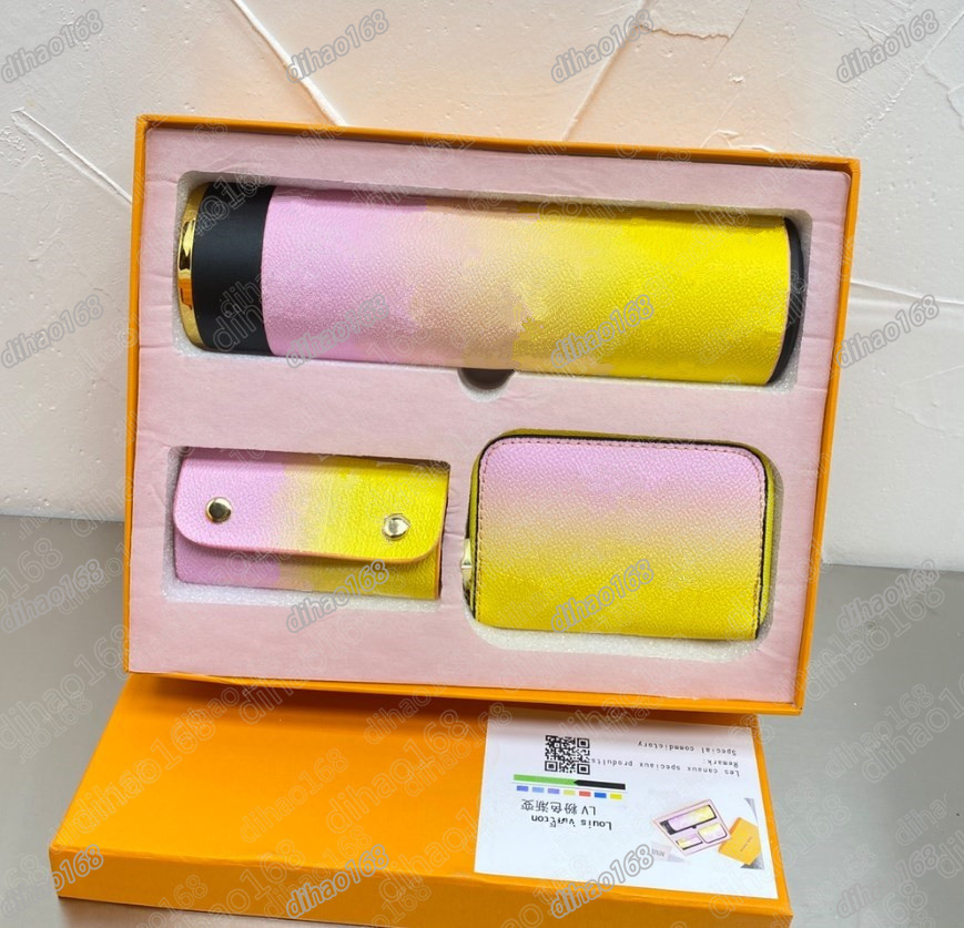 

New Designer Bags Men Women Luxurys PVC Credit Leather Mini Pouch Coin Purse Key Wallet Thermos cup Three-Piece Set With Box D6590, Boutique packaging with box