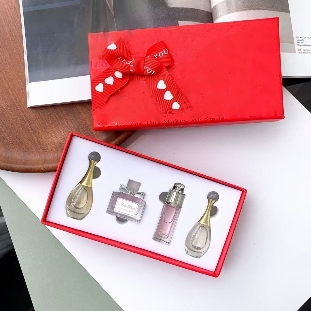 

Lady Perfume 4pcs/set Exquisite Packaging Spray Bottle long lasting time amazing smell