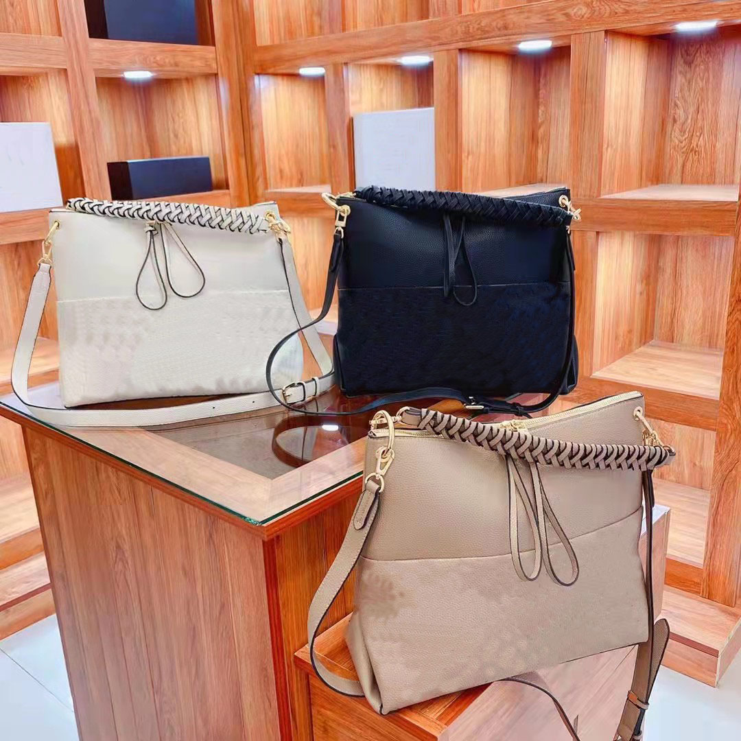 

Designer designed high-quality handbag, diagonal bag. Embossed letters, litchi embossing., Black