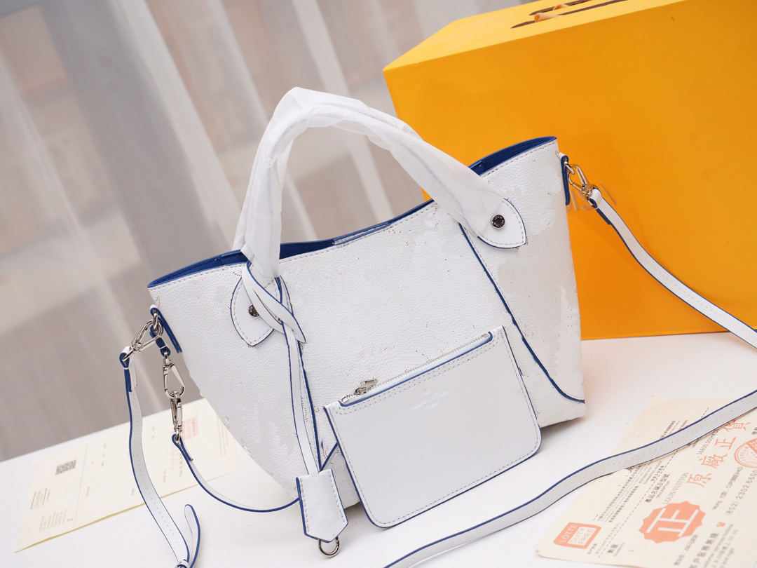 

Leather Hina Handbag Classic old flower bag High quality ladies shopping bags wallets Made of genuine leathers material it feels soft