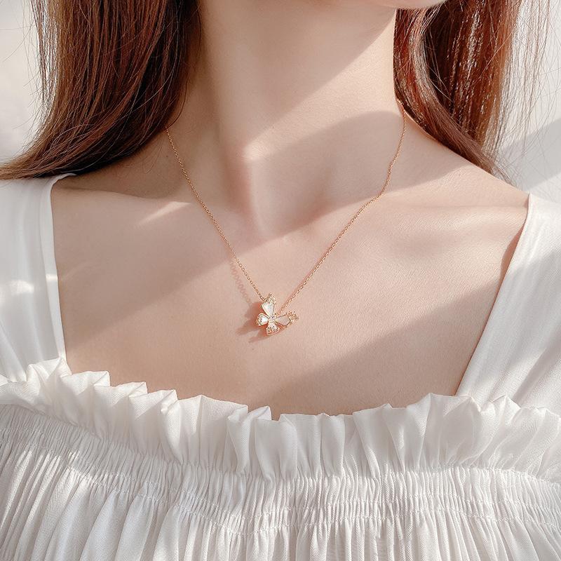 

Chains HKMMH 925 Sterling Silver White Zircon Butterfly Pendant Necklace Female Light Luxury High Quality Romantic Jewelry Wholesal