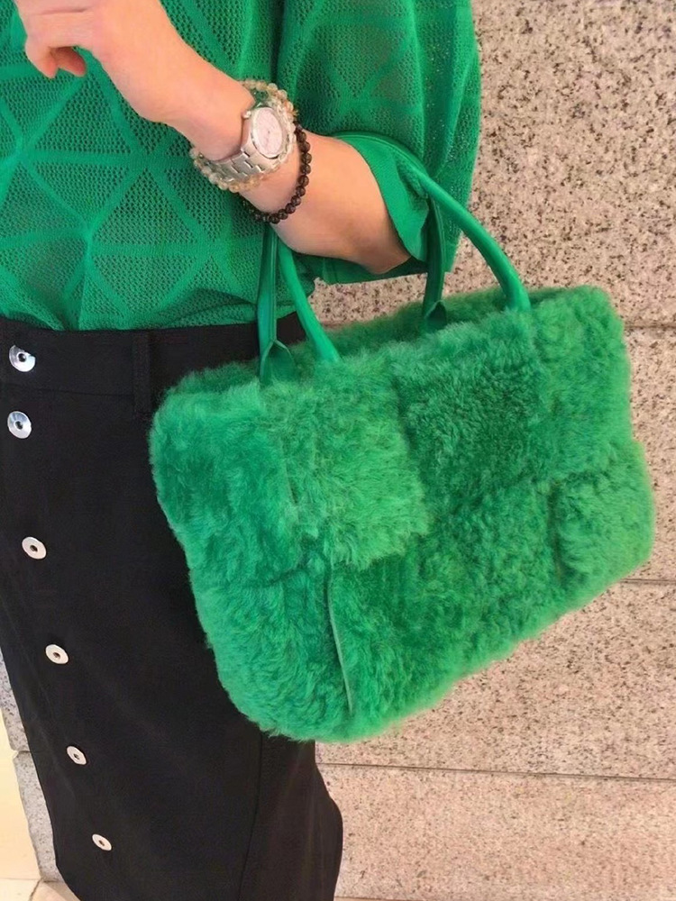 

Plush Handbag Arco Tote with Detachable Interior Zipped Pocket Bag Winter New Woven Fur Big Capacity Shopping Bag Designer Bags, Green