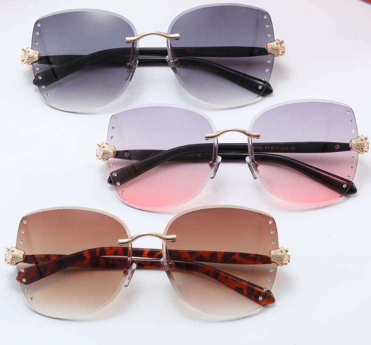 

Fashion classic sunglasses, unisex glasses for beach travel. UV protection, three lens colors are available.