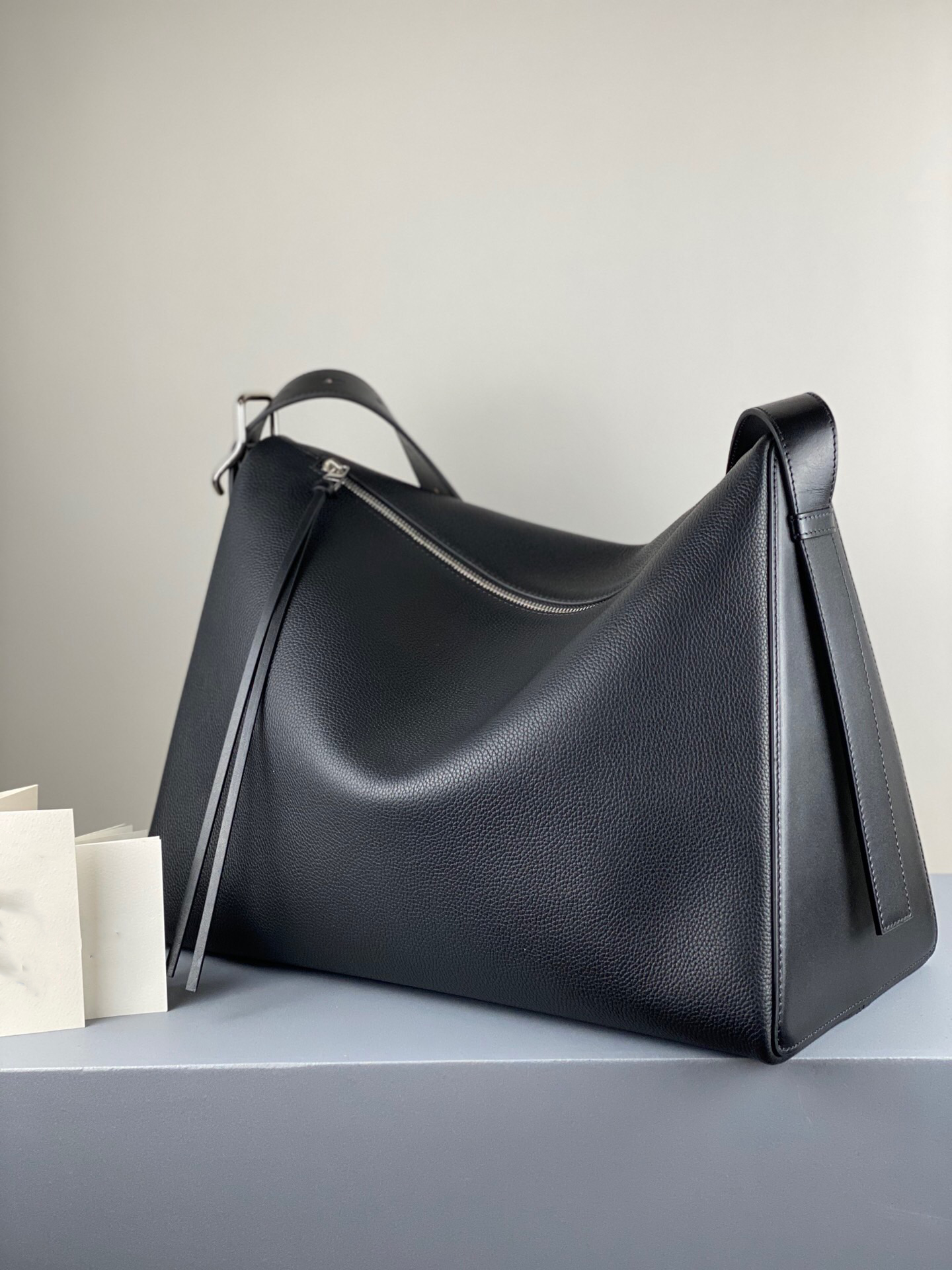 

3039Classic men's and women's universal one-shoulder oblique bag leather Spanish designer 7A high-end customized quality leisure f