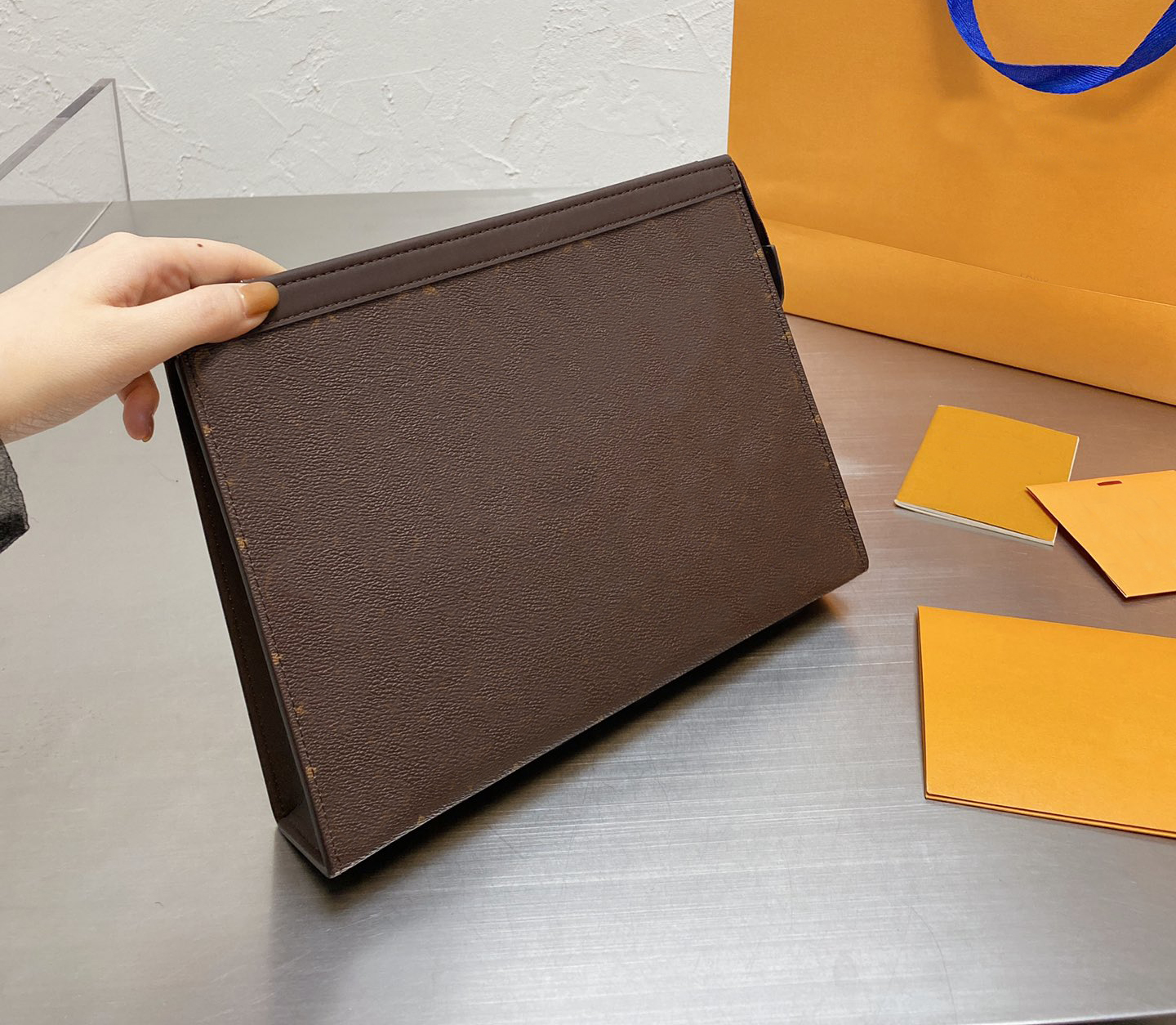 

Travel Toiletry Toilet Pouch 26 CM Protection Beauty Case Wash Bag Leather Women Clutch Mono Waterproof Canvas Men Cosmetic Bags Luxurys Designers POCHETTE, Customize