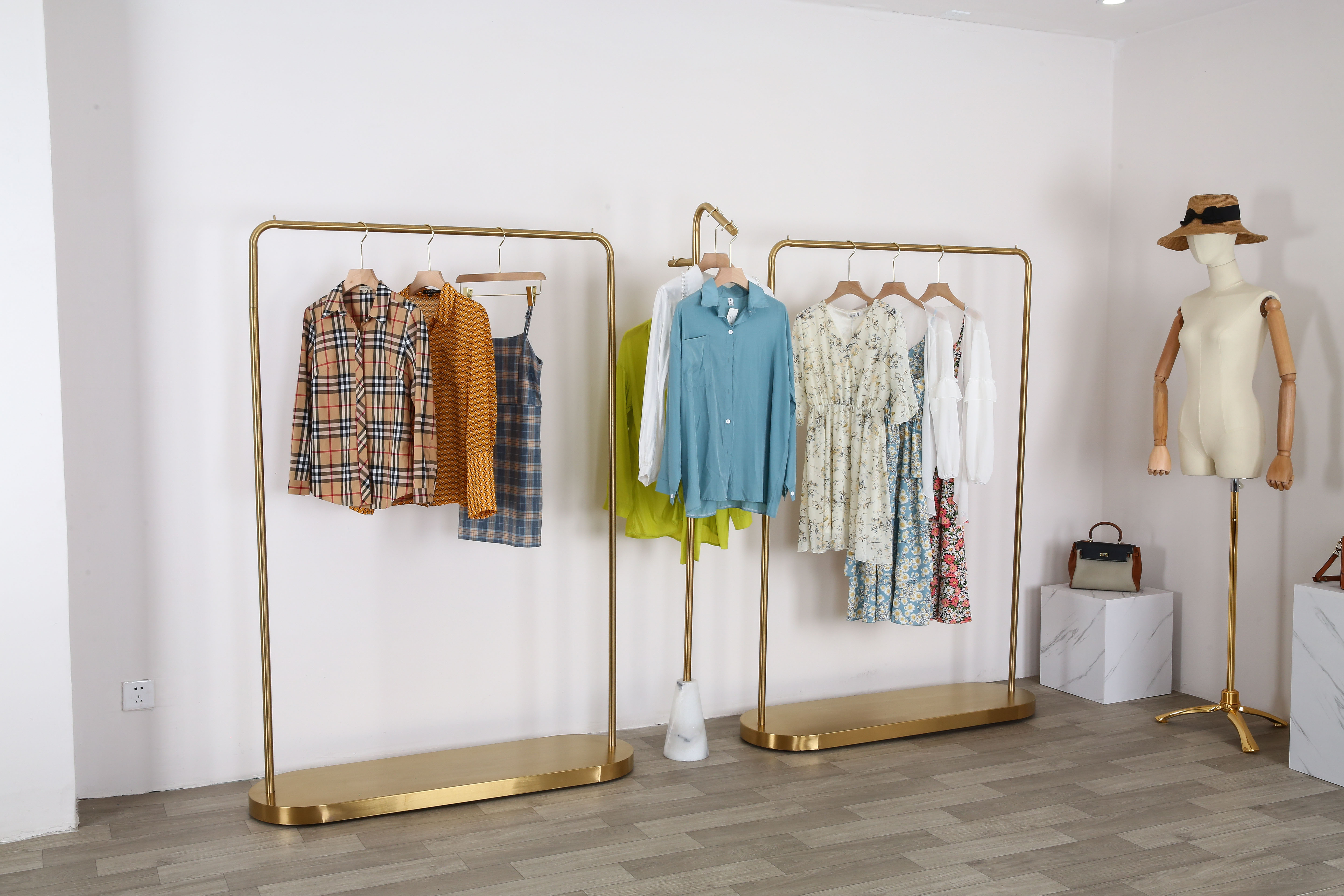 

Stainless steel Gold plating floors hanger clothing display racks floor log rack wooden material