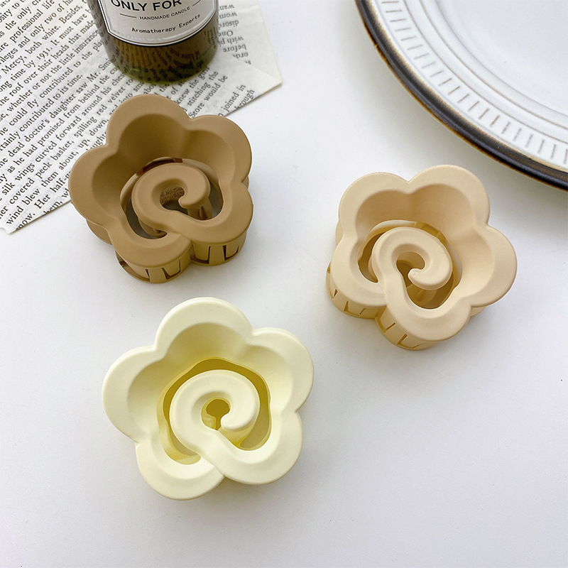 

Length 5 CM Small Size Plastic Flower Shape Hair Clamps Women Scrunchies Ponytail Head Hairpins European Korea Female Hollow Out Flowers Hair Clip Claw Accessories