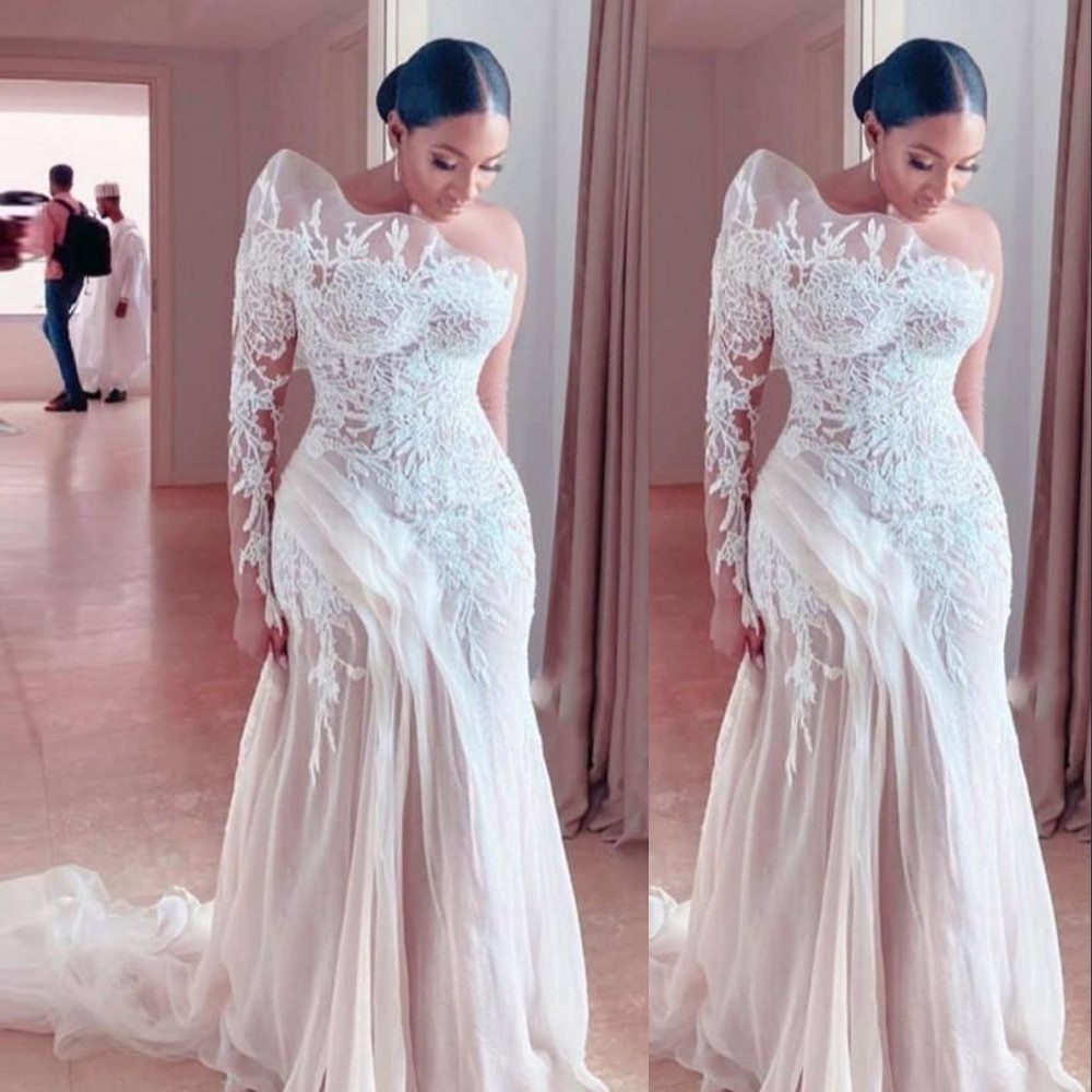 

2022 Retro Lace Appliques A Line Wedding Dresses Bridal Gowns Sheath One Shoulder Ruffles Tulle Saudi Arabia Illusion Sheer Long Sleeve Sweep Train Spring, White