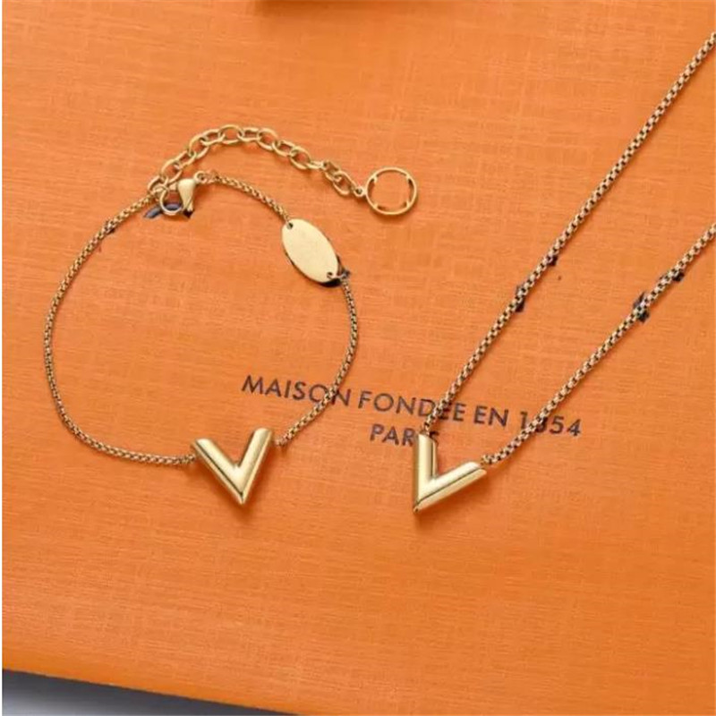 

Designer Love V Letter Pendant Necklaces Charm Bracelets Clavicle Chains Jewelry Birthday Party Valentine's Gift