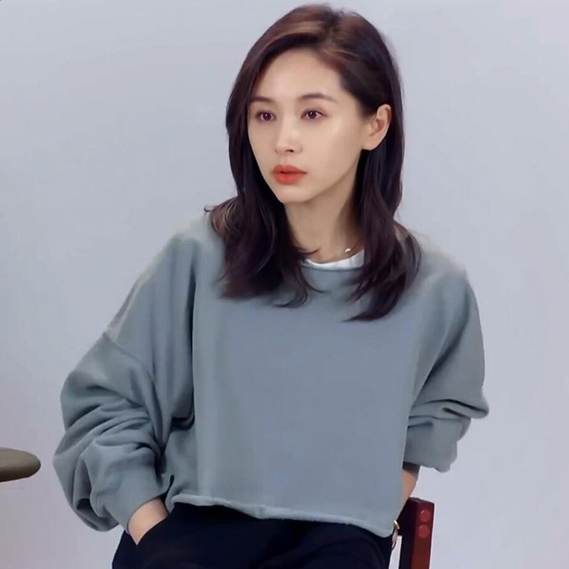 

In 2021, Wang Ziwen' clothes are pounding again. The same grey round neck sweater loose thin, and the short Korean version is, Grey green sweater