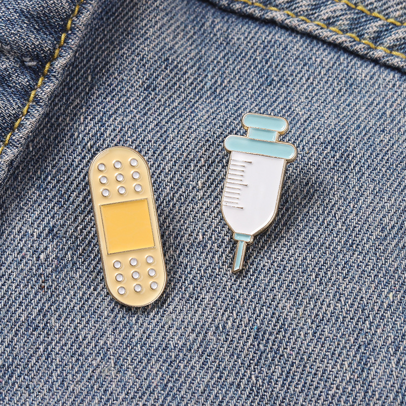 

Medical Needle Band-aid Shape Brooches Unisex Alloy Cartoon Doctor Nurse Lapel Pins For Backpack Bags Clothes Badge Clothing Accessories