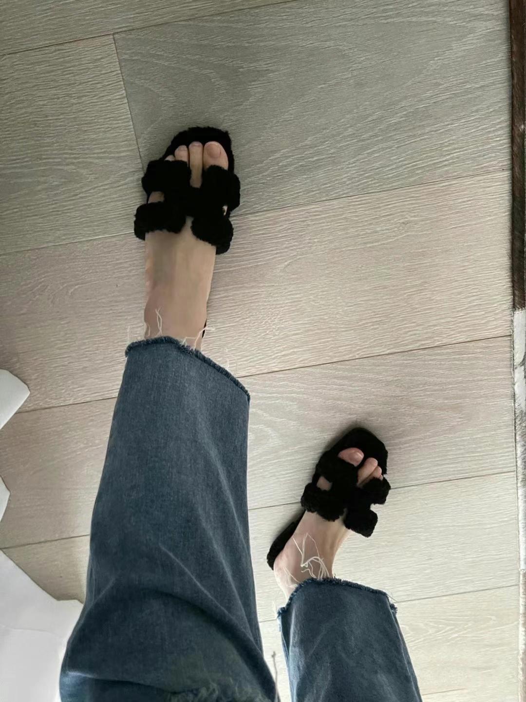 

latest women designer slippers brand logo sandals Lamb very comfort luxury and classic Italian bottom all details high quality size for 35-42, Black