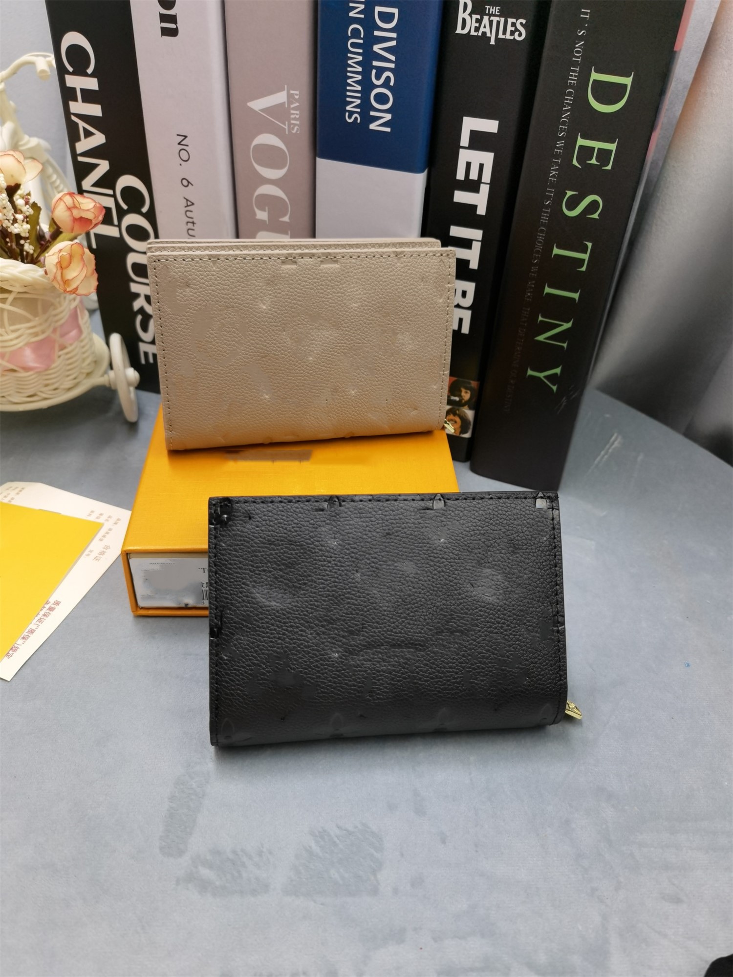 

2022 genuine leather Luxurys Designers Mini Wallets Women's Wallet Zipper Bag Female Designer Wallet Purse Fashion Card Holder Pocket Short Women Bag, Khaki 13*9.5*3cm