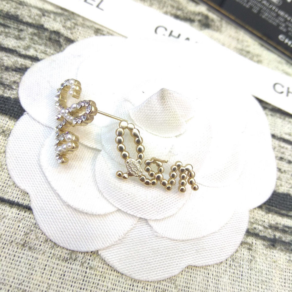 

Luxury Stud S925 silver needle small fragrance letter pearl spell drill asymmetric temperament Fashion Earrings women, Golden;silver