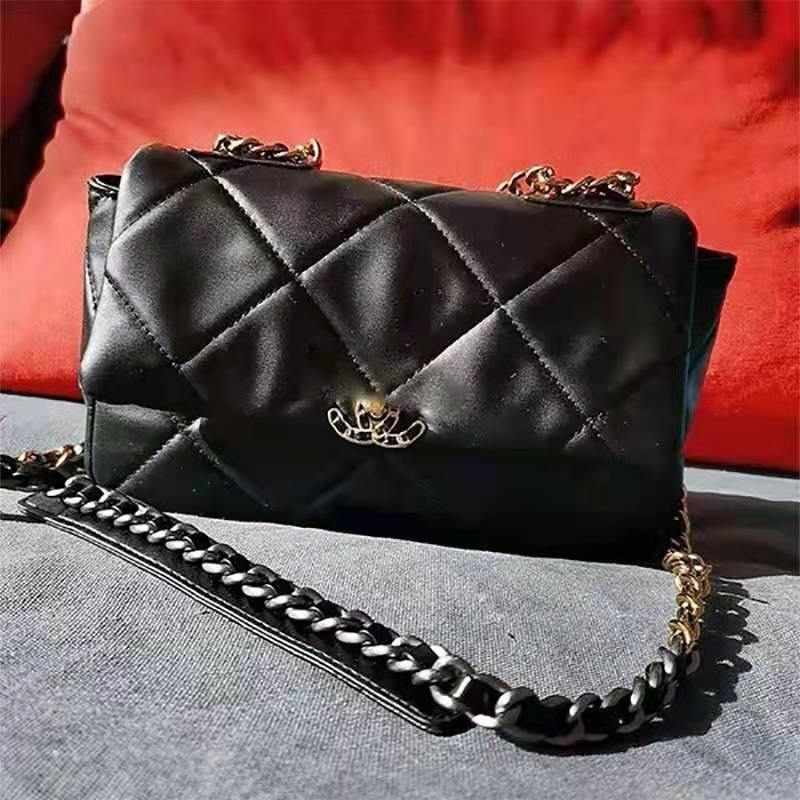 

2021 new Xiaoxiang 19 women's Lingge embroidery single shoulder texture fairy gentle wind chain messenger bag