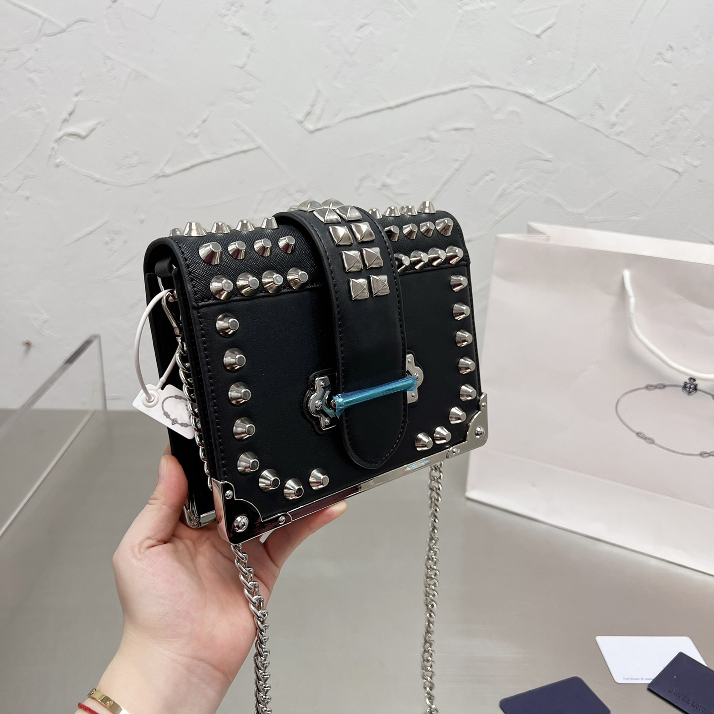 

Famous Italian Luxury Womens Shoulder Bag Genuine Leather Box-shaped Handbag Rivet Buckle Designer Diagonal Tote Bags Crossbody Handbags for Woman 20*13cm, Black