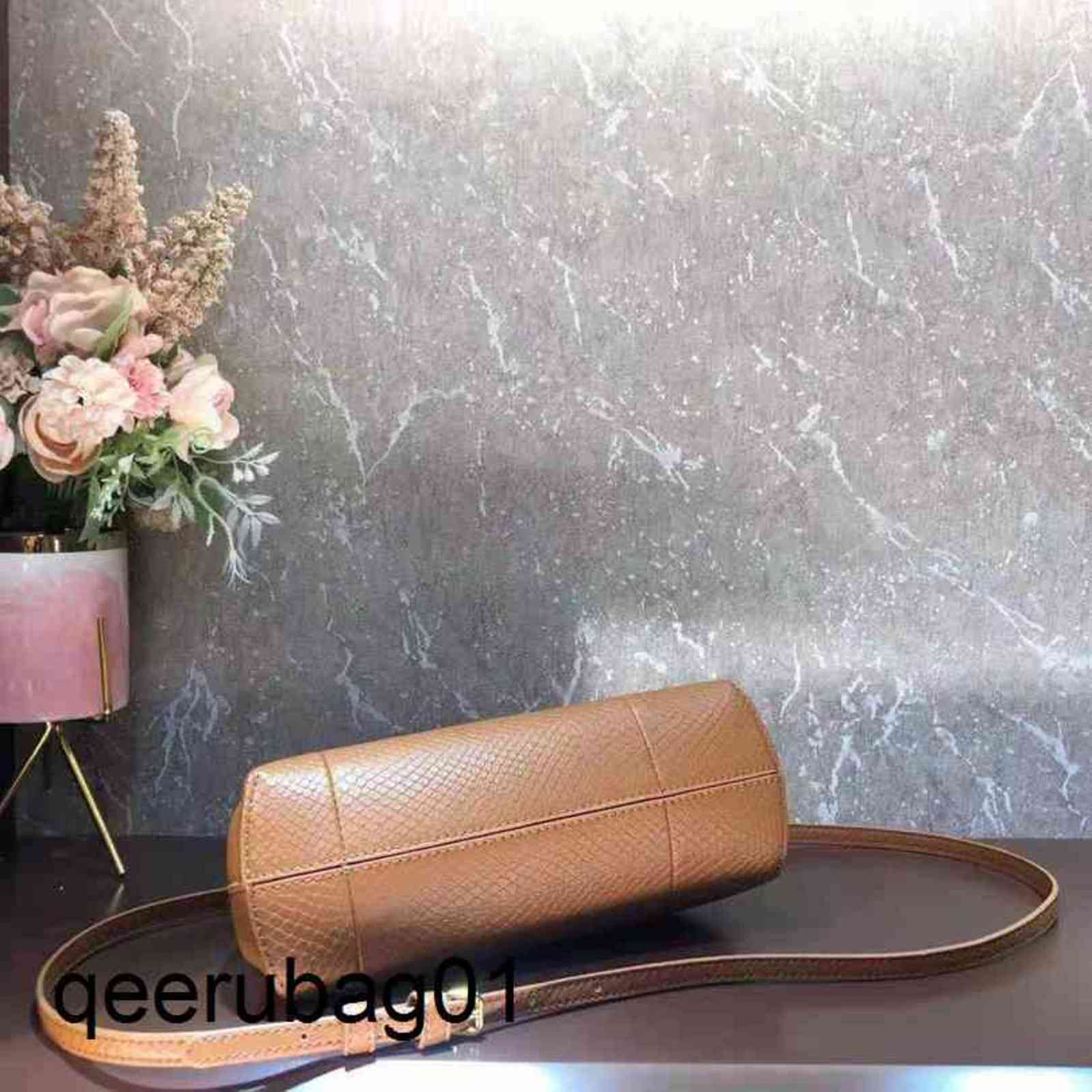 

Wholesale First Bag Designer Fend Series Bags Dinner Designers Fend Fashion Lady Messenger s Leather Retro Urban Style K3v2 Yue AASF