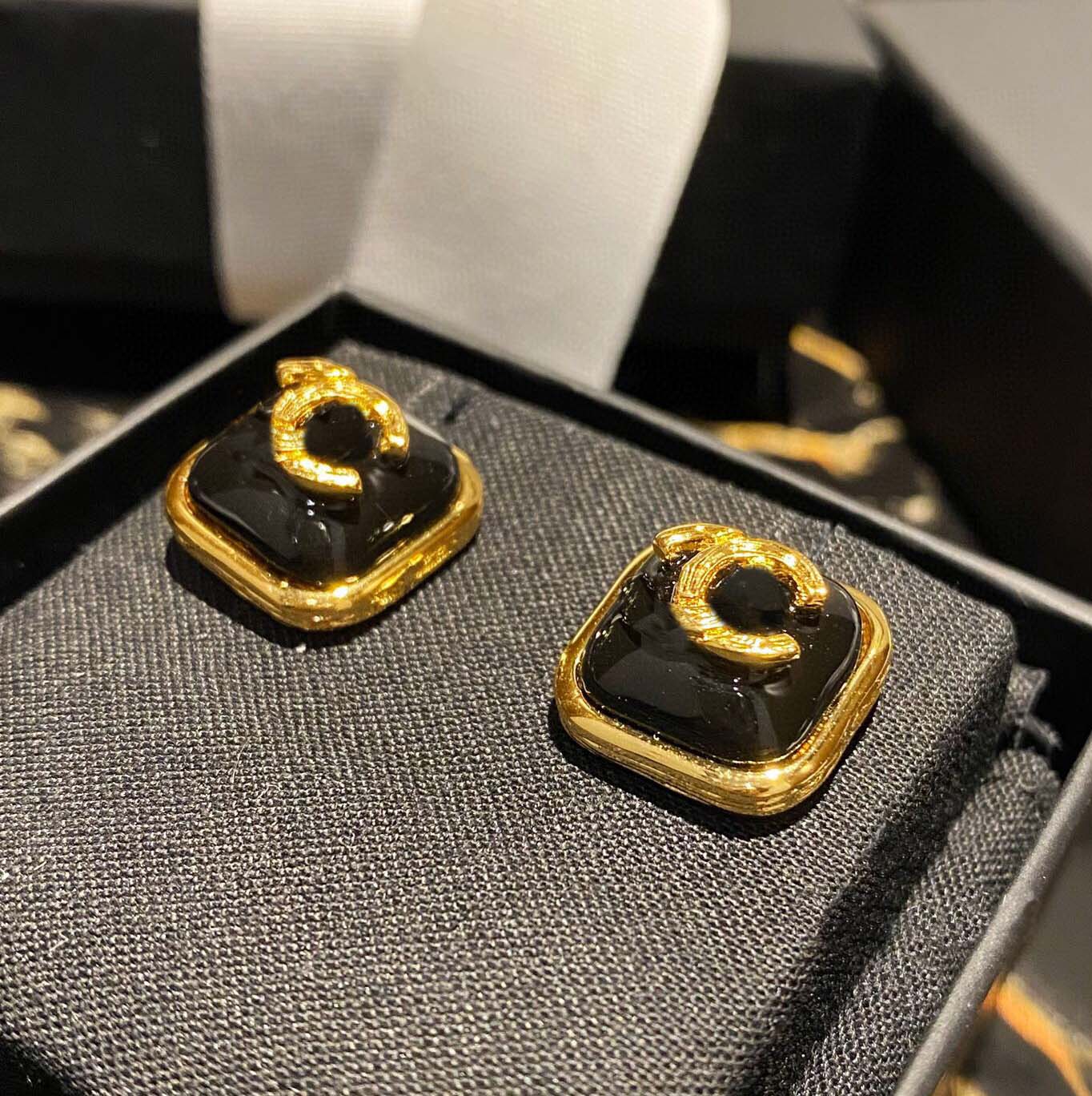 

Top quality square shape with black color and stamp in 18k gold plated for women wedding jewelry gift have box PS4669