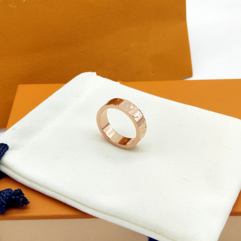 

Men's and women's classic titanium steel ring gold silver letter L luxury designer birthday gift for girlfriend four-leaf clover non-allergic wholesale